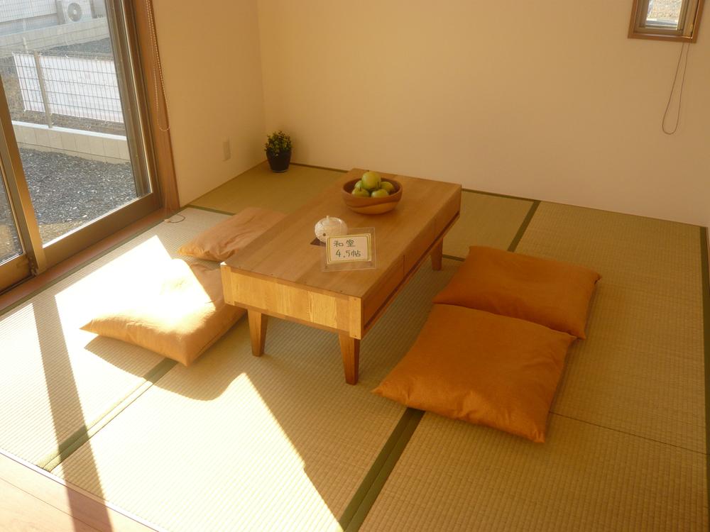 Non-living room. Light enters a lot of Japanese-style room! It feels good nap! 