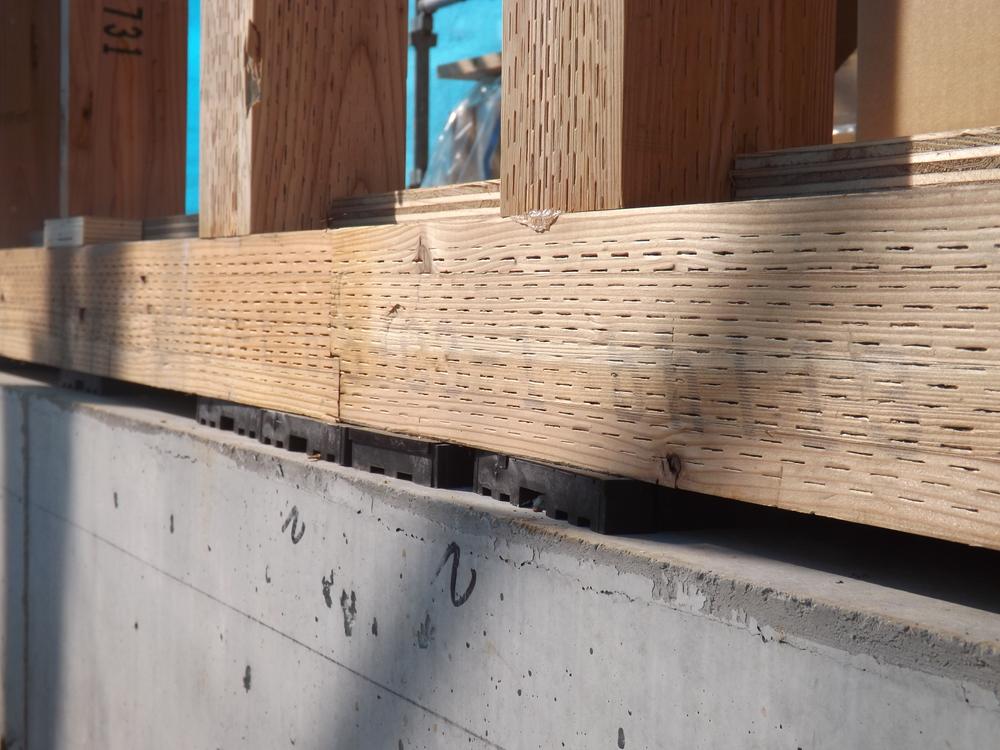 Construction ・ Construction method ・ specification. To improve the ventilation by opening a slight gap in the foundation, Prevents moisture and condensation. 