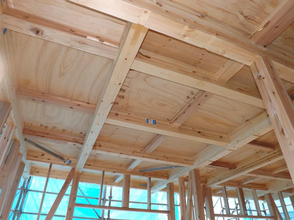 Construction ・ Construction method ・ specification. By increasing the thickness of the subfloor plywood without providing the joist, On the floor sets of fastened directly to the beam material, Strongly with respect to the horizontal force generated at the time of earthquakes and typhoons compared to the joist construction method, You can omit the angle brace. 