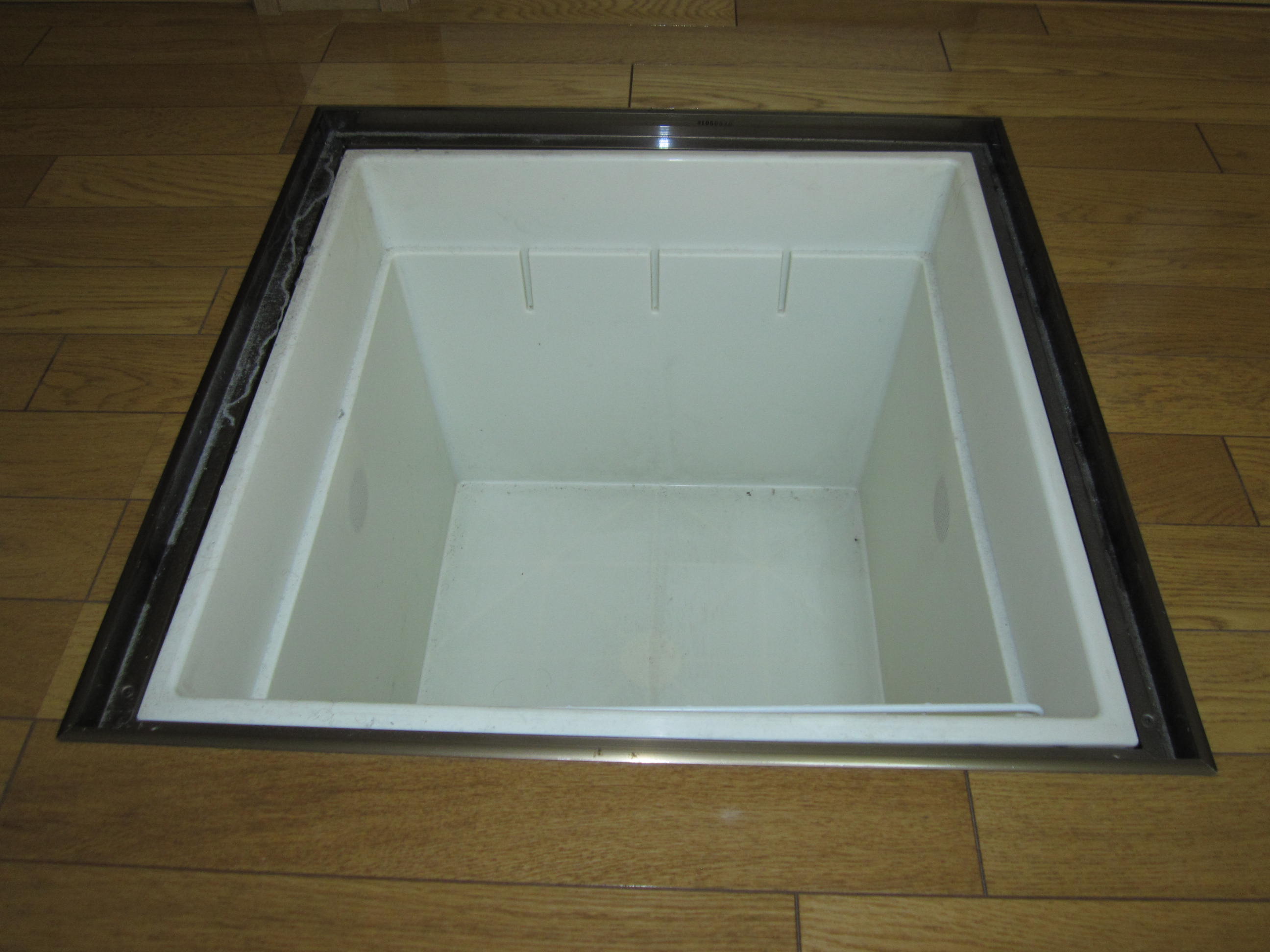 Receipt. 1F underfloor storage