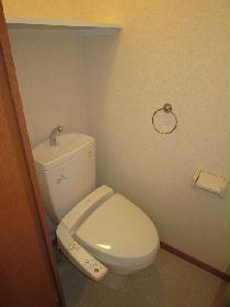 Toilet. Washlet Available / Storage shelves Yes