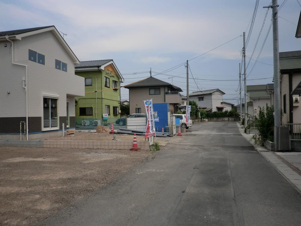 Local photos, including front road. At 5.3m on the front road width afford, It is easy and out of your car