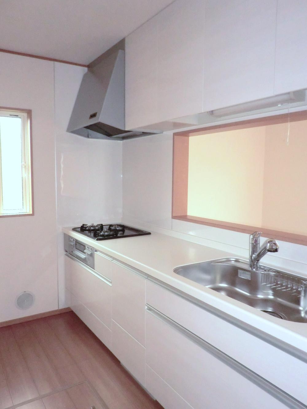 Kitchen. Since the face-to-face open kitchen, You can housework while conversing with your family I faucet is the one-touch shower water washing with water purification function. 