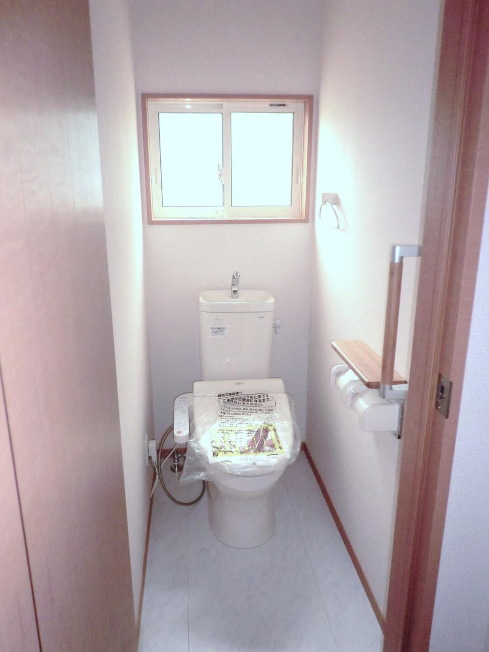 Toilet. 1, 2 Kaitomo, handrail, W cigarette machine with counter, Towel ring, It marked with, Washlet is. 