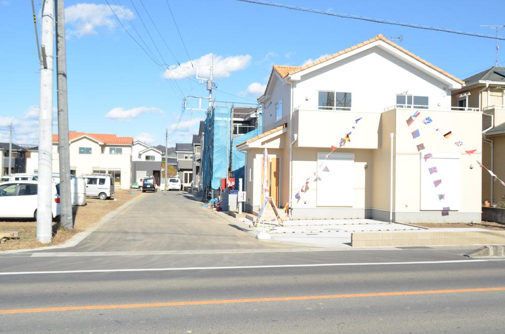 Local photos, including front road. Along the 39 Highway 14 Building. 