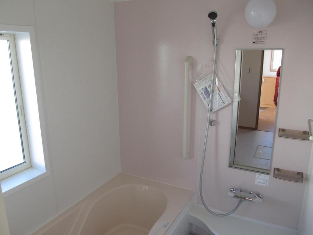 Same specifications photo (bathroom). Wide ~ Firm water-saving in the new shape that eliminates the bathroom maintenance a breeze waste are also one day a small window I will blown off also tired of dad with in the bathtub of the stomach 1 tsubo