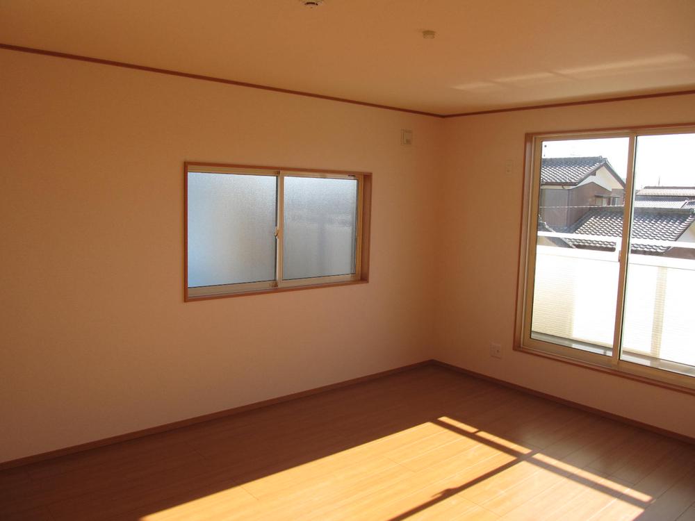 Same specifications photos (Other introspection). The room is bright because the windows of many design