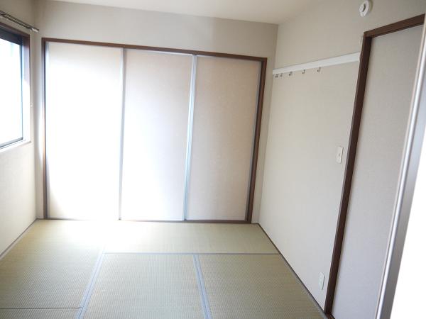 Other room space. Replace tenants when tatami. Storage right Pipe hanger