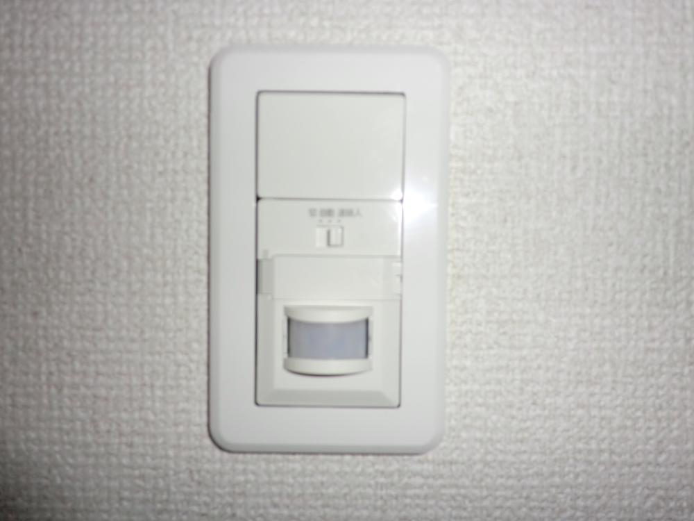 Other Equipment. Since the entrance lighting is sensor type even in a state in which both hands are busy, This is useful because there is no hassle of or press the switch. 