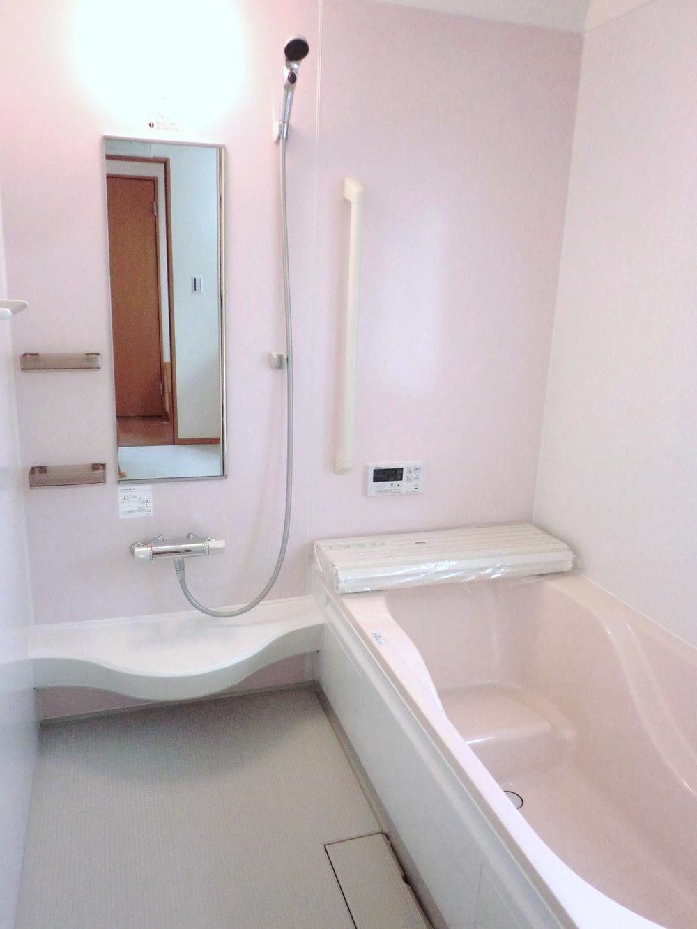 Bathroom. It is Otobasu one tsubo size. It is also safe during bathing of the child in the bathtub step. 