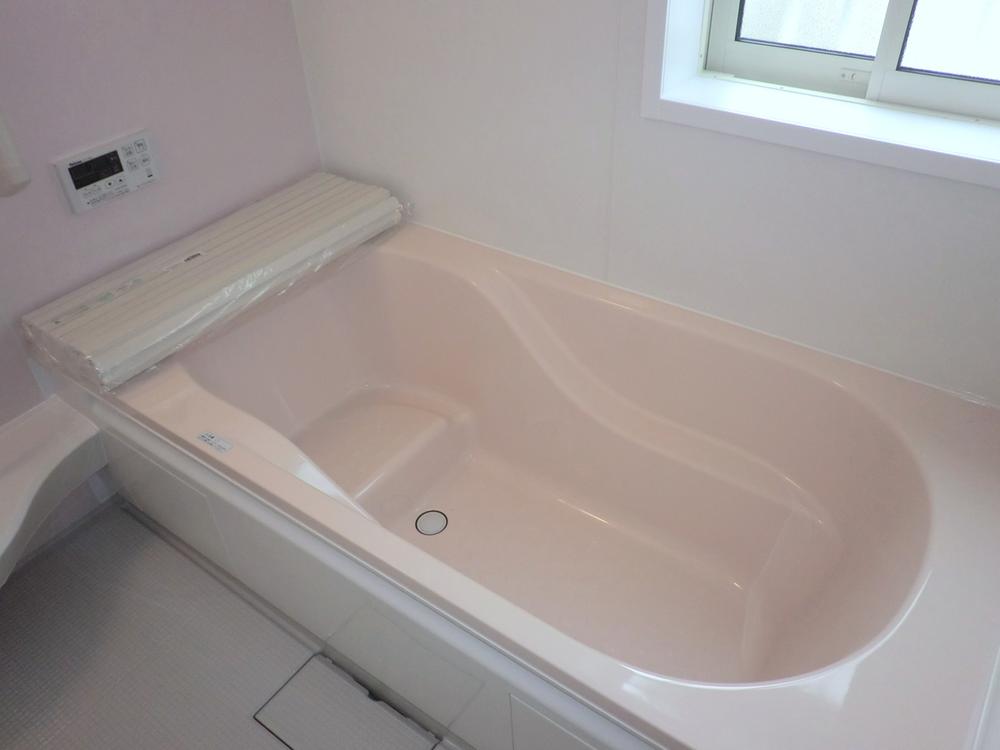 Bathroom. Loose to extend the foot is a large tub that had. 