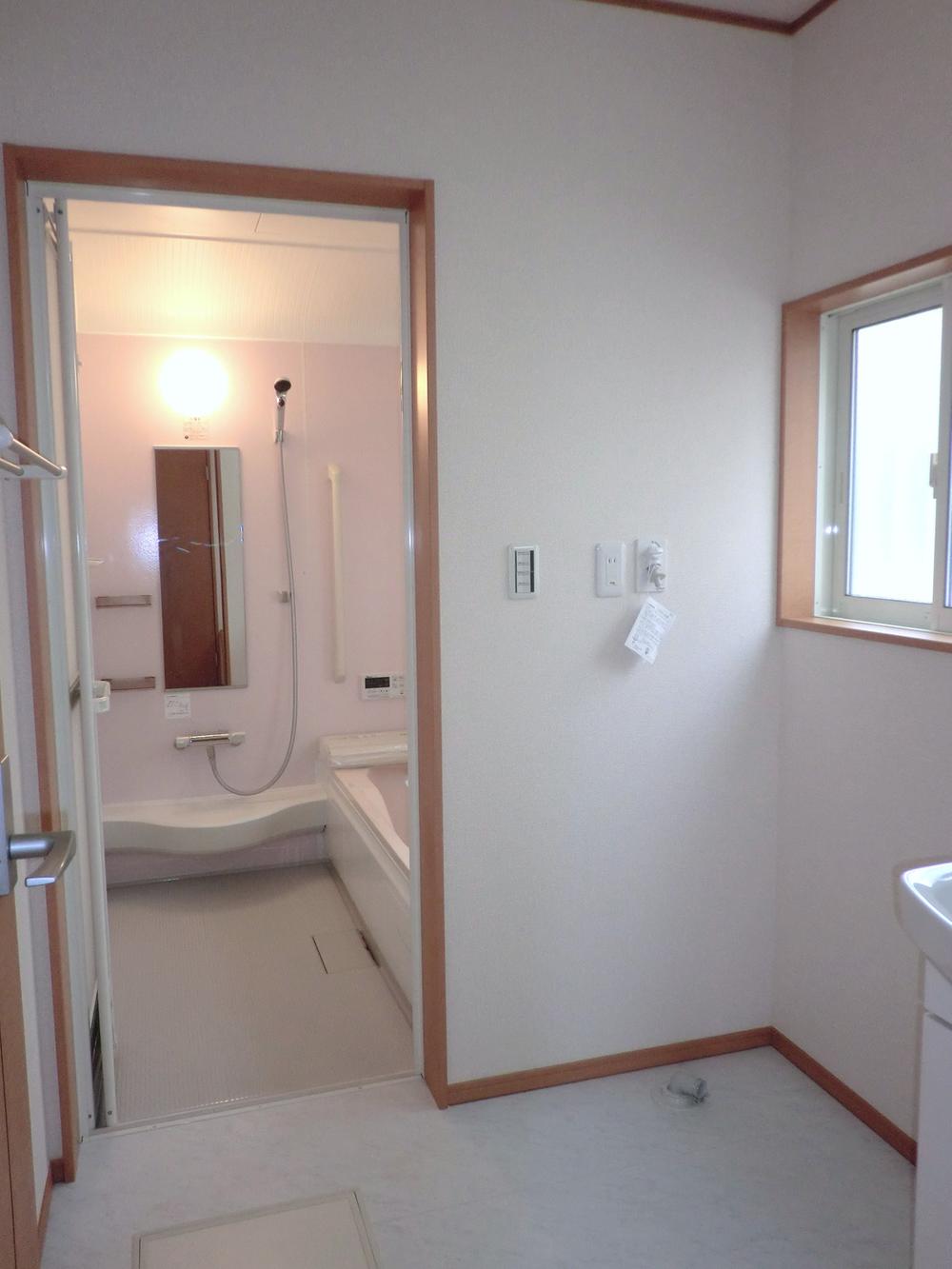 Wash basin, toilet. ?? Be the morning of the dressing can be snappy in bright washroom