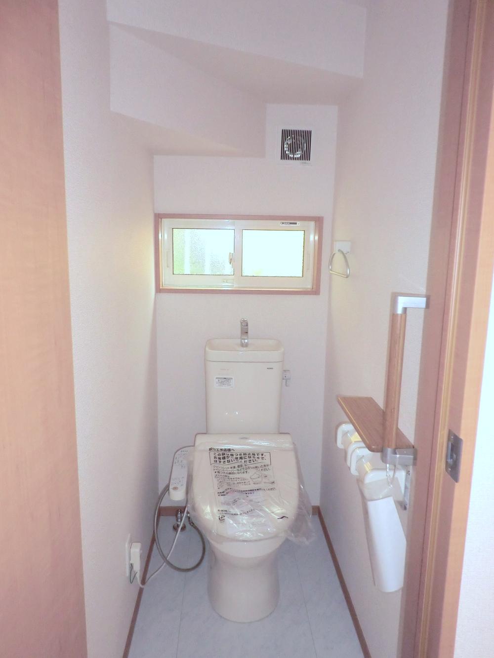 Toilet. 1, 2 Kaitomo, handrail, W cigarette machine with counter, Towel ring, It marked with, Washlet is. 