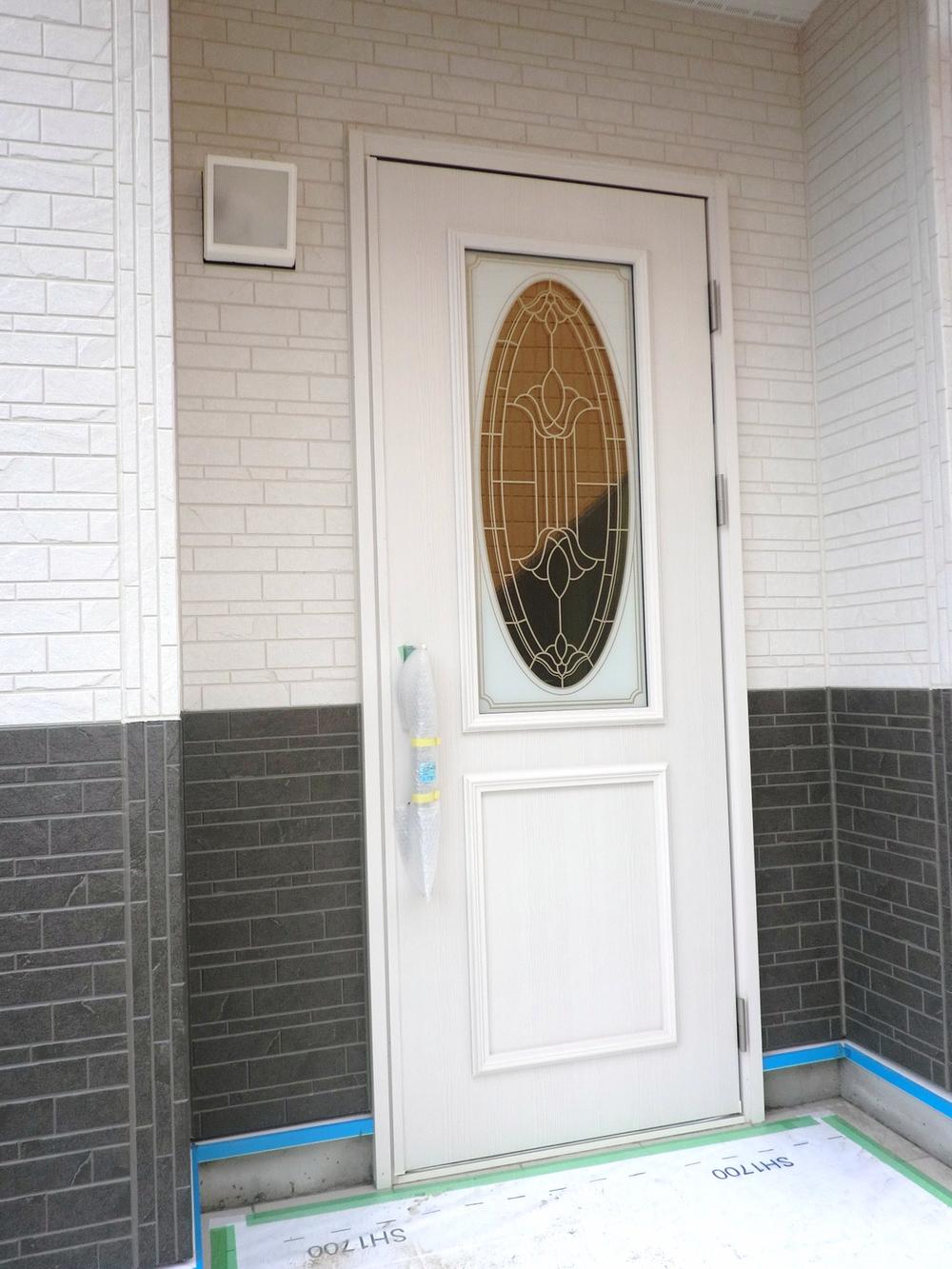 Entrance. Press the button of the leader portion of the door outside, You easily can be locked and unlocked by simply bringing the seal and card. 