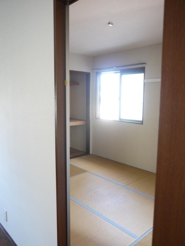 Other room space. Tatami Replace when tenants. Window shutter shutters with