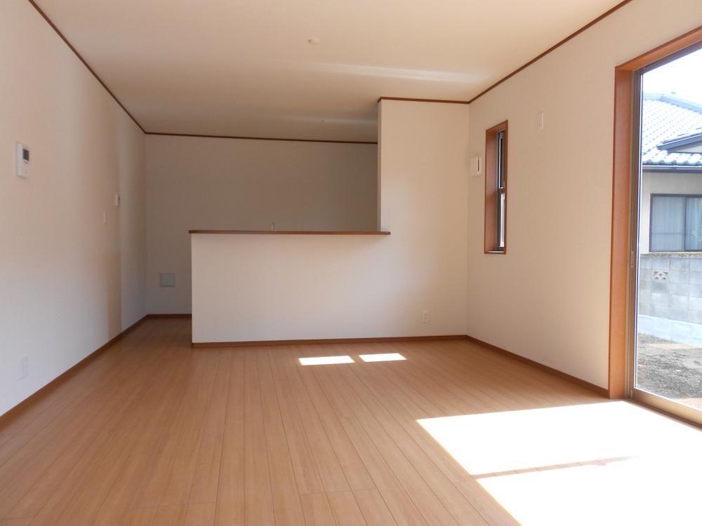 Living. Sunshine full of, We are living in the bright 15 quires. South-facing, Since taken a long time to the east and west, Insert the light of the sun's Mr., It is the perfect structure of the room to the family of the hearthstone