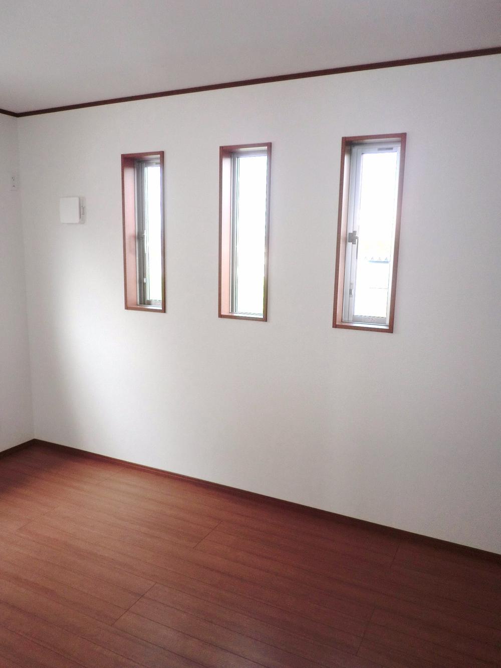 Non-living room. Triple window of 2 Kainushi bedroom is accented rooms