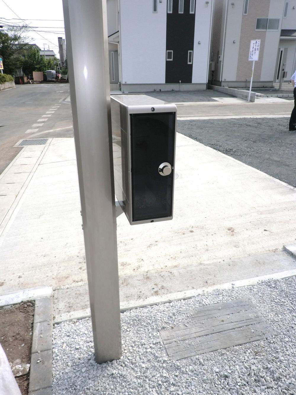 Other. Post is a dial lock type. 