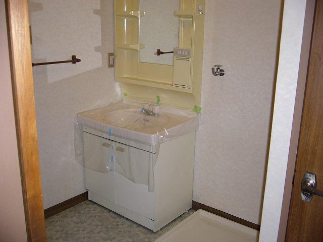 Wash basin, toilet. Indoor (04 May 2012) shooting