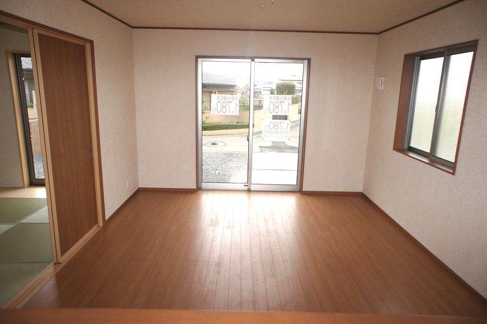 Same specifications photos (living). The company specification example