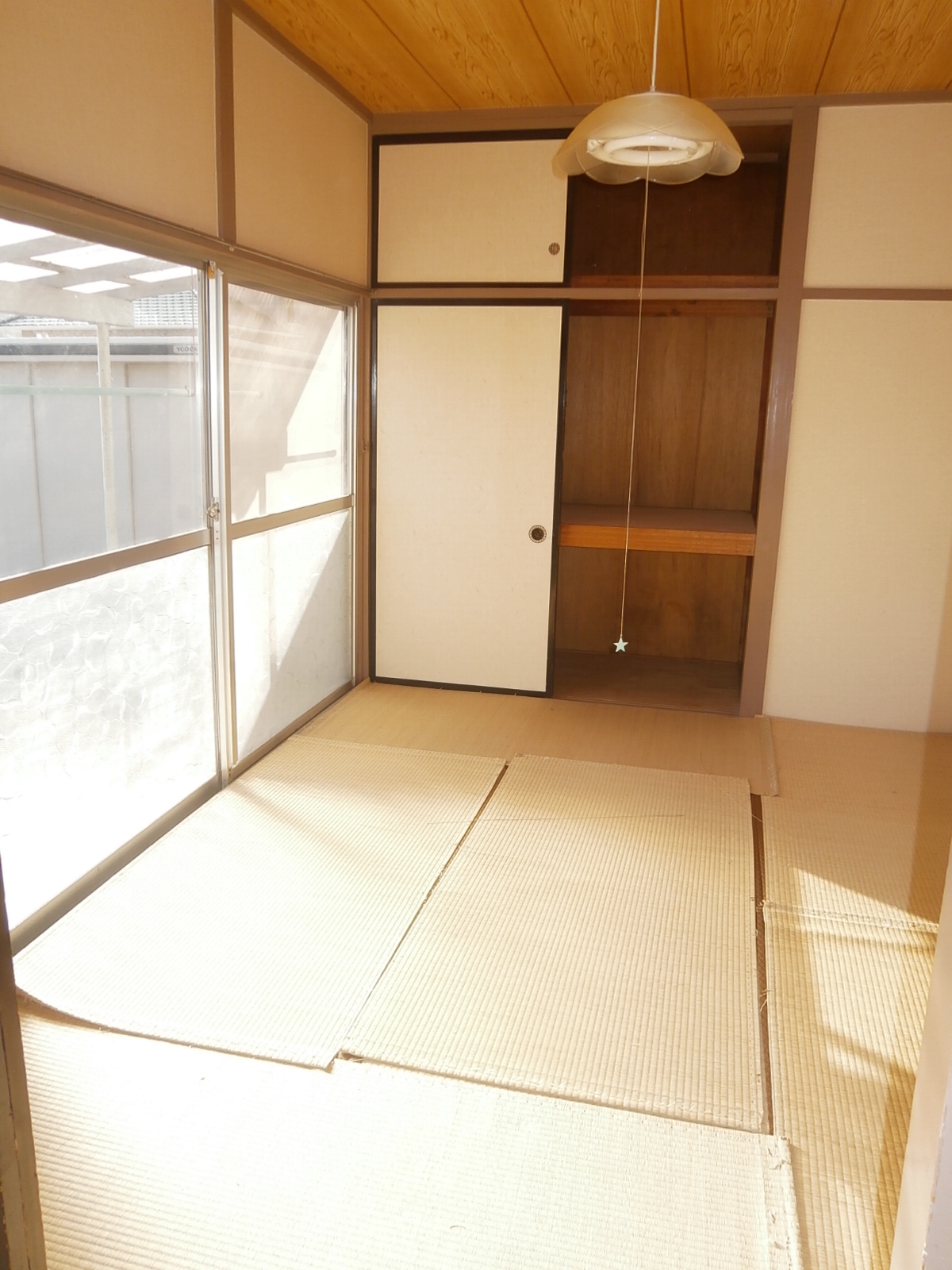 Living and room. Tatami is already Omotegae. 