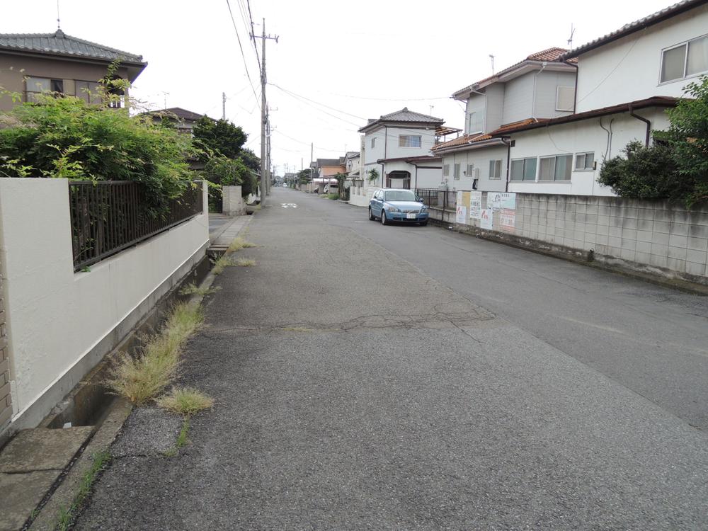 Local photos, including front road. South ・ Front road width 7.2m