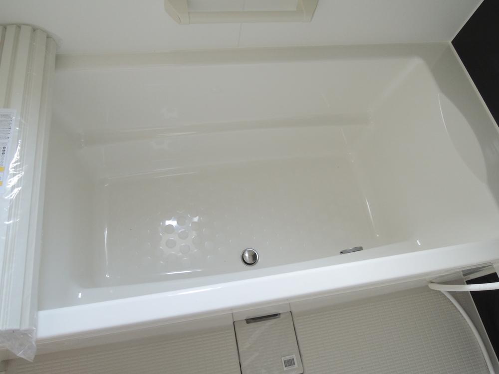 Bathroom.  ■ Bathtub