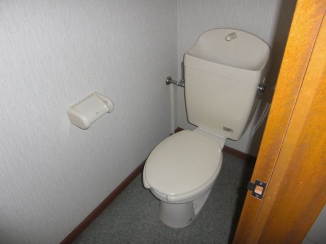 Toilet. Although a simple toilet, Possible of the bidet attachment of. 
