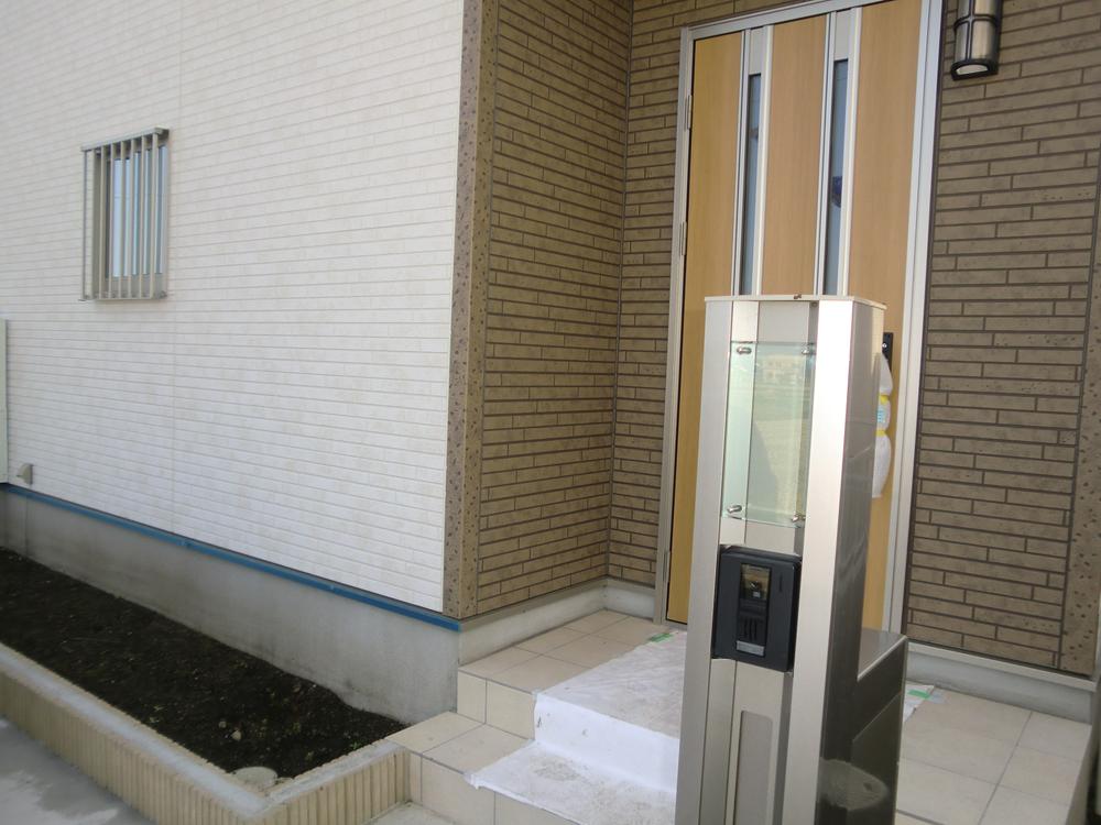 Entrance. Same specifications photo entrance approach