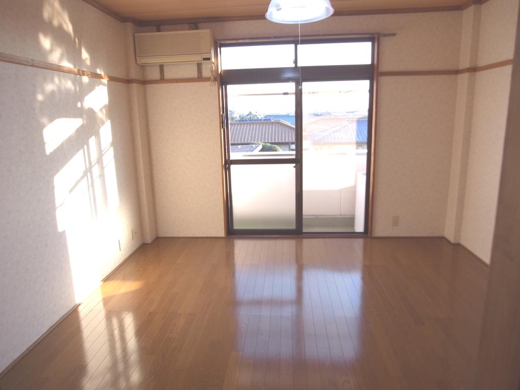 Living and room. Tamamura Kaminote Rent Taihei ・ Mansion indoor flooring (1)