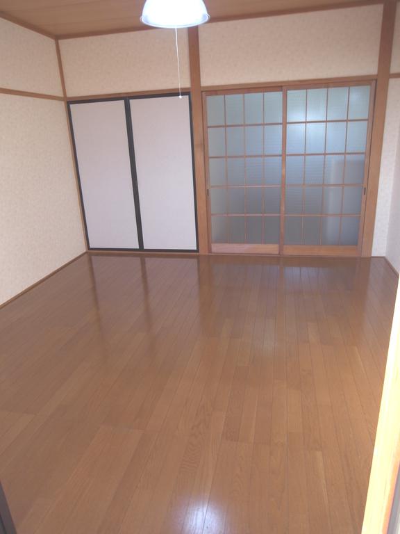 Living and room. Tamamura Kaminote Rent Taihei ・ Mansion indoor flooring (2)