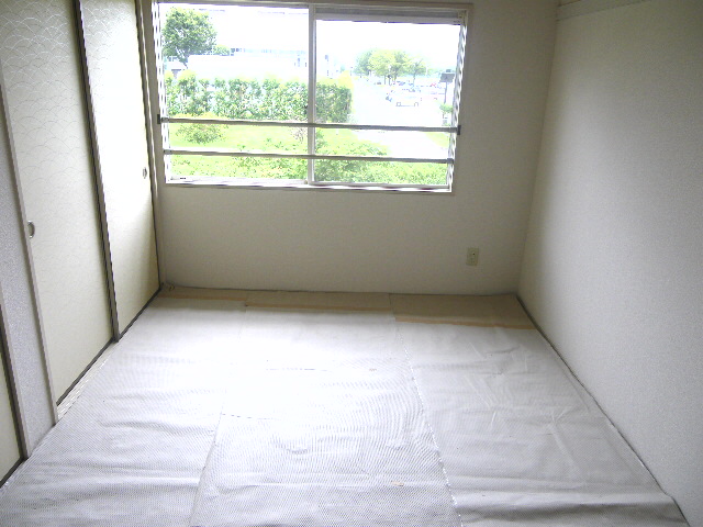 Other room space. Japanese-style room will be healed in tatami of smell