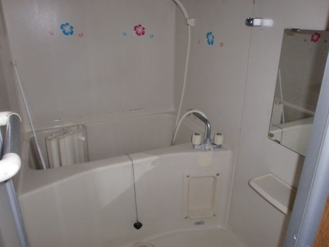 Bath. Bathroom of simple structure in which the white tones
