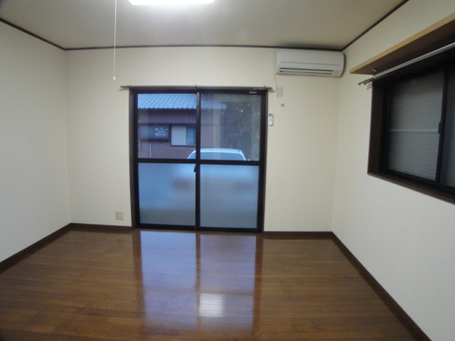 Living and room. There are two Kaikaku room bay window! 
