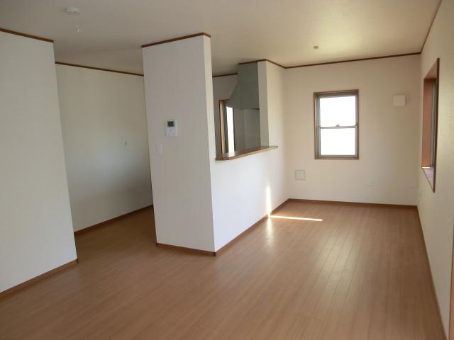 Living. Combined with Japanese-style room is 22.5 quires of space! 