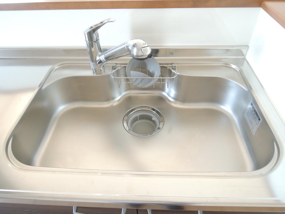Kitchen.  ■ Kitchen built-in water purifier with a shower faucet! Wide silent sink