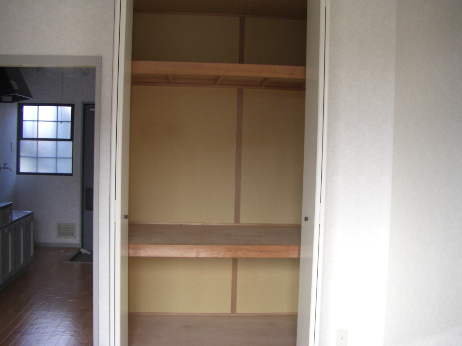 Receipt. Three stages of the spacious storage, Door is the closet of folding