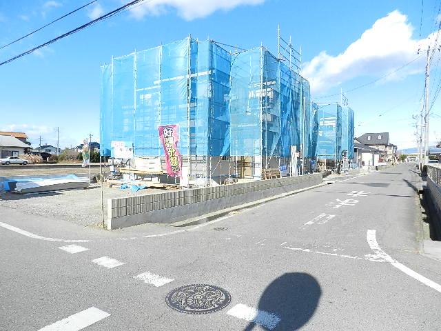 Local photos, including front road. Local (December 15, 2013) Shooting