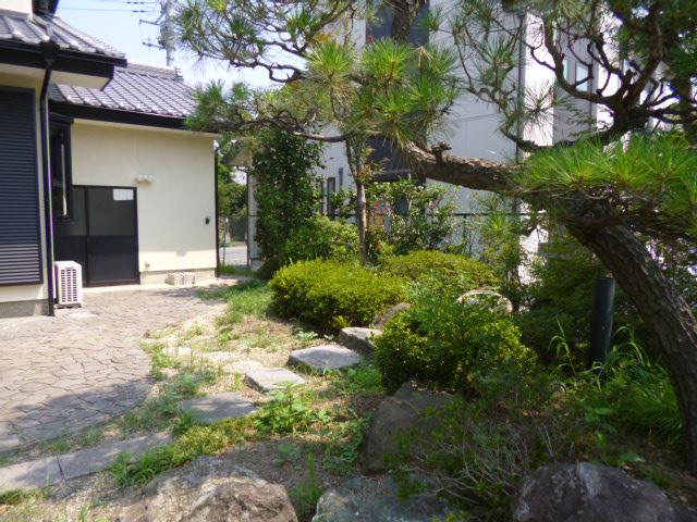 Garden. With inner garage.