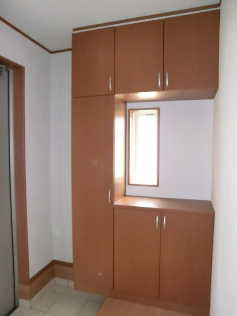 Entrance. Same specifications