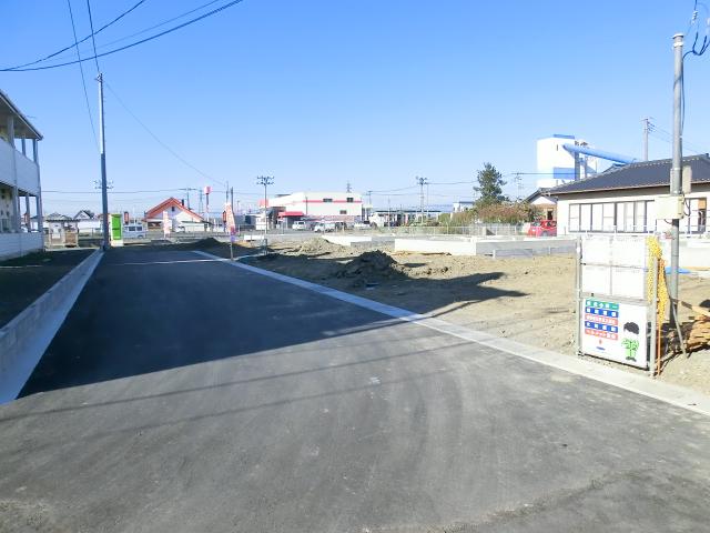 Local photos, including front road. Local (12 May 2012) shooting