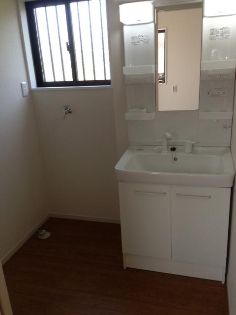 Wash basin, toilet. First Hand wash Once washbasin came back immediately to enter the front door ・ It maintains the integrity of cleanliness such as a gargle. (August 2013) Shooting