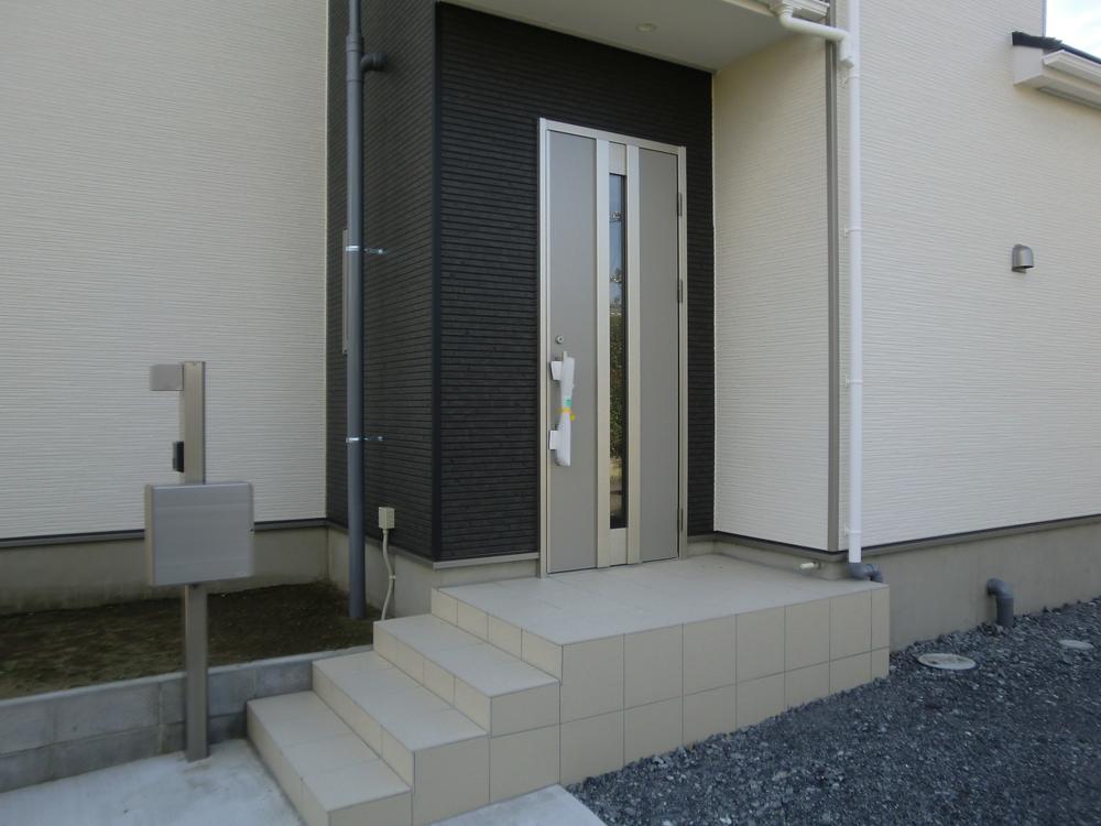 Entrance. Entrance approach (same specifications)