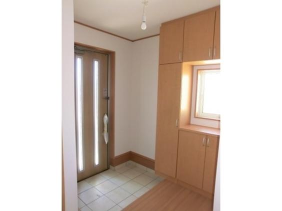 Entrance. Same specifications