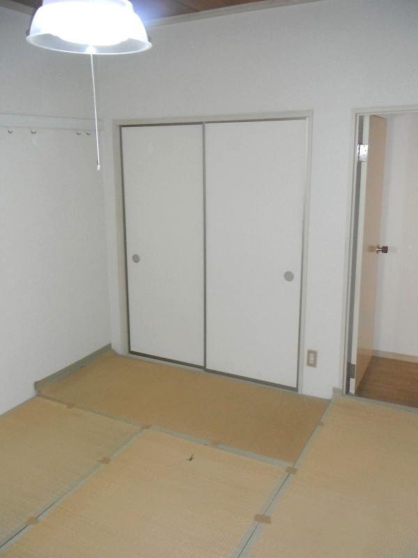 Living and room. Tatami offers a basis to curing so as not to burn. 