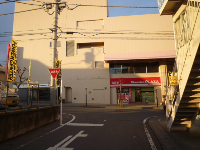 Supermarket. 10m until the power center fish and Shibukawa store (Super)