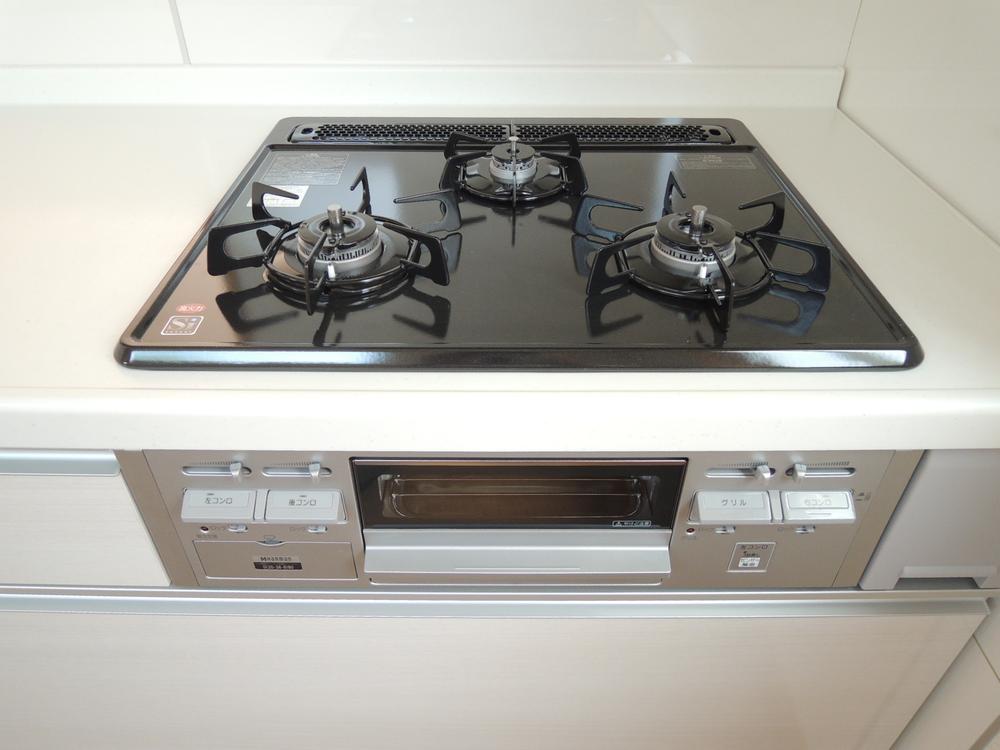 Kitchen. Your easy-care gas stove in the flat top! 