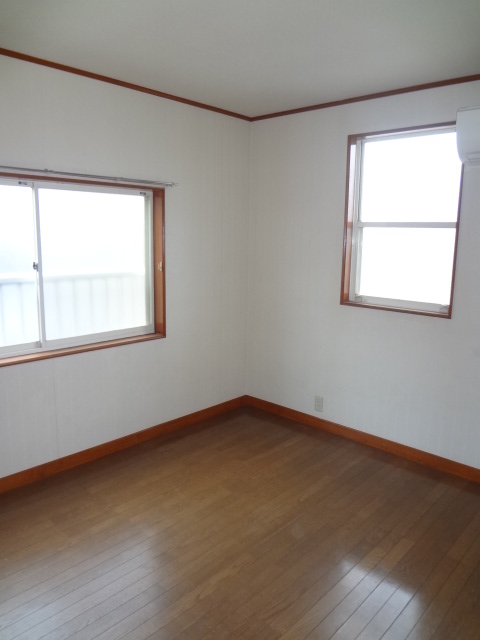 Other room space. Is enough bright with windows to the north and west to the Western-style