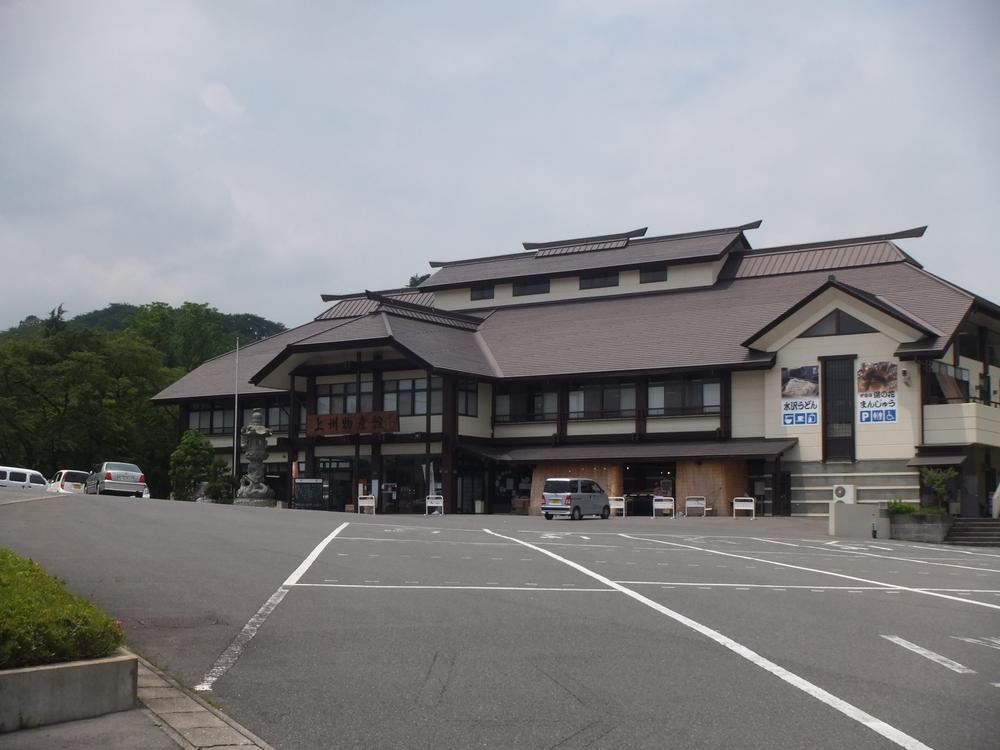 Streets around. Next to the Gunma glass craft nose Museum, There is Joshu Bussan shop. Ikaho until hot spring 3.0km. 1.2km to the green pasture. Holiday is the outing fun with family