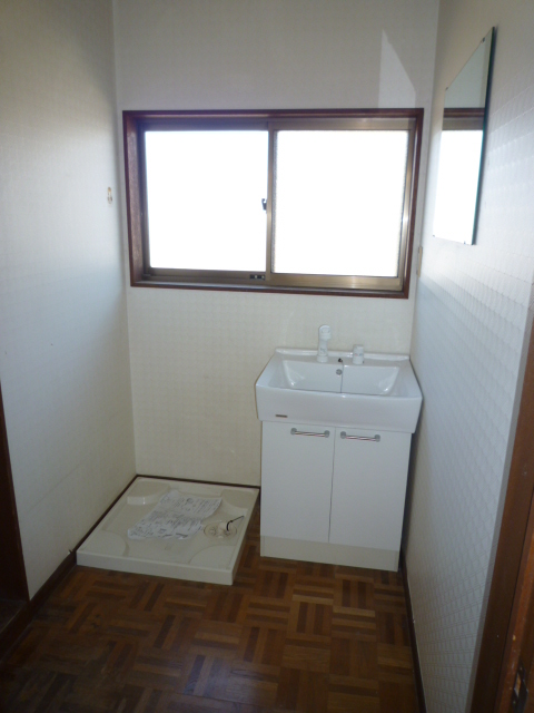 Washroom. Washbasin new ・ Laundry Area Available